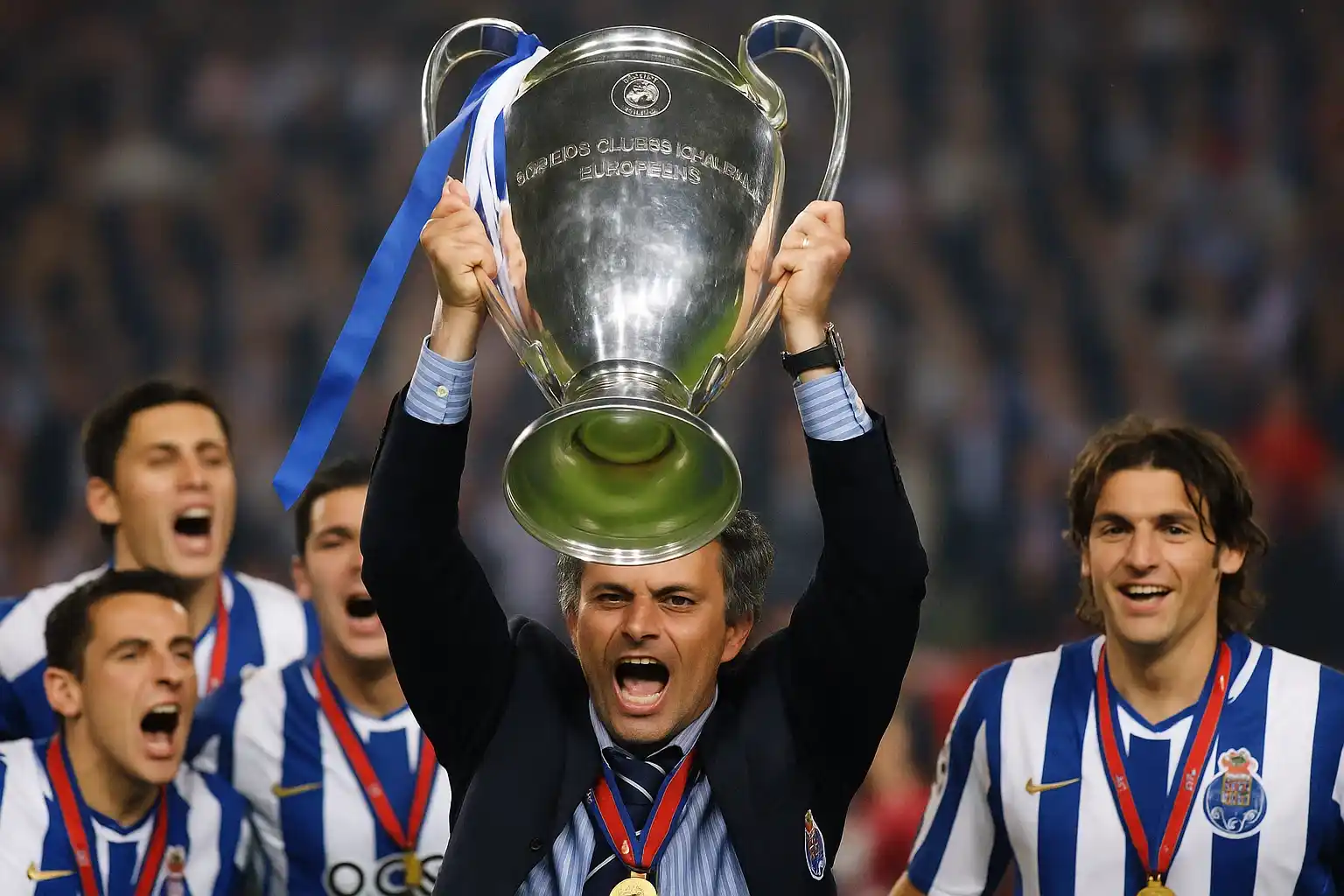 Mourinho nâng cúp vô địch cùng Porto, khởi đầu huyền thoại